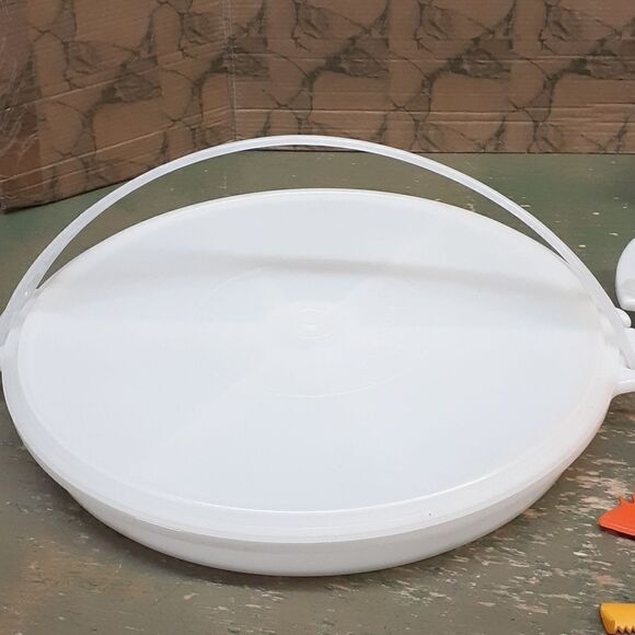 3 pc. Tupperware #405-2 divided tray, 11-909 relish dish, 732-1 condiment server - Picture 2 of 16